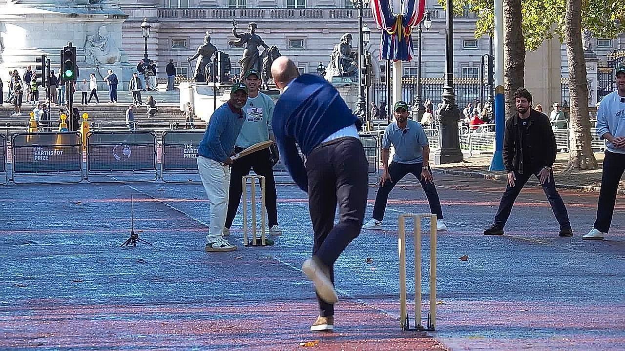 Video: Cricket statt Verkehr: Prinz William legt die Londoner Mall lahm
