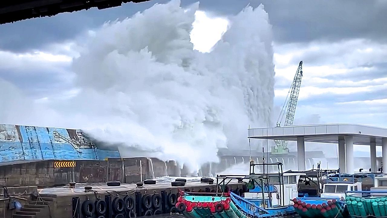 Monster waves hit Taiwan as Typhoon Champi approaches