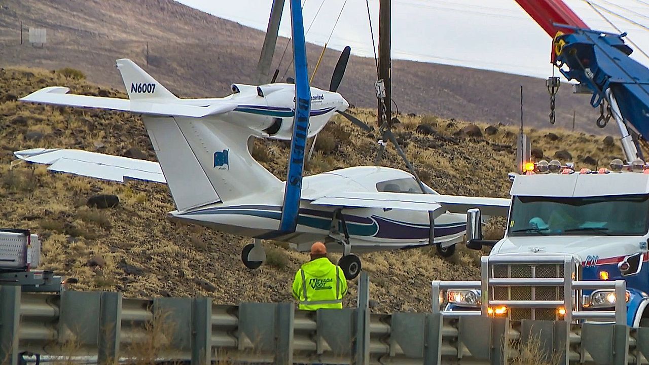 Video: Landung auf dem Highway: Kleinflugzeug gerät in Nevada in Not