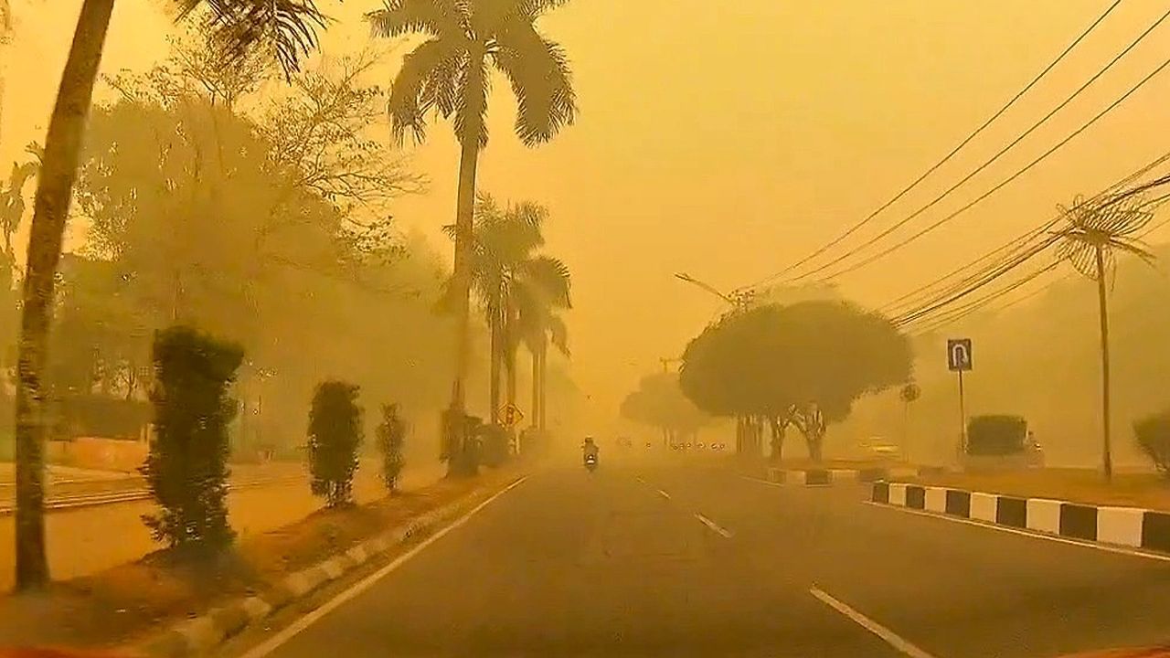 Wildfire smoke turns Borneo city's sky an eerie orange