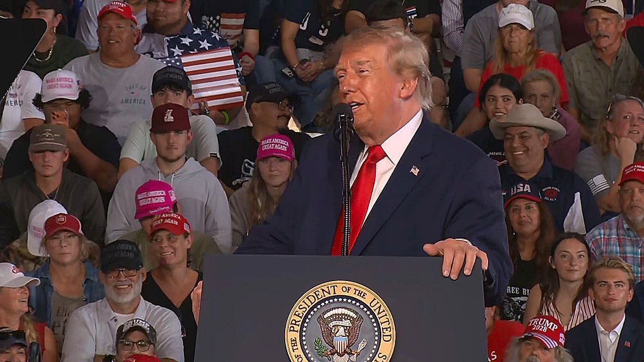 Video: 5.000 Dollar für ein Burger-Menü: Trump veralbert seine Anhänger bei Rally in Texas