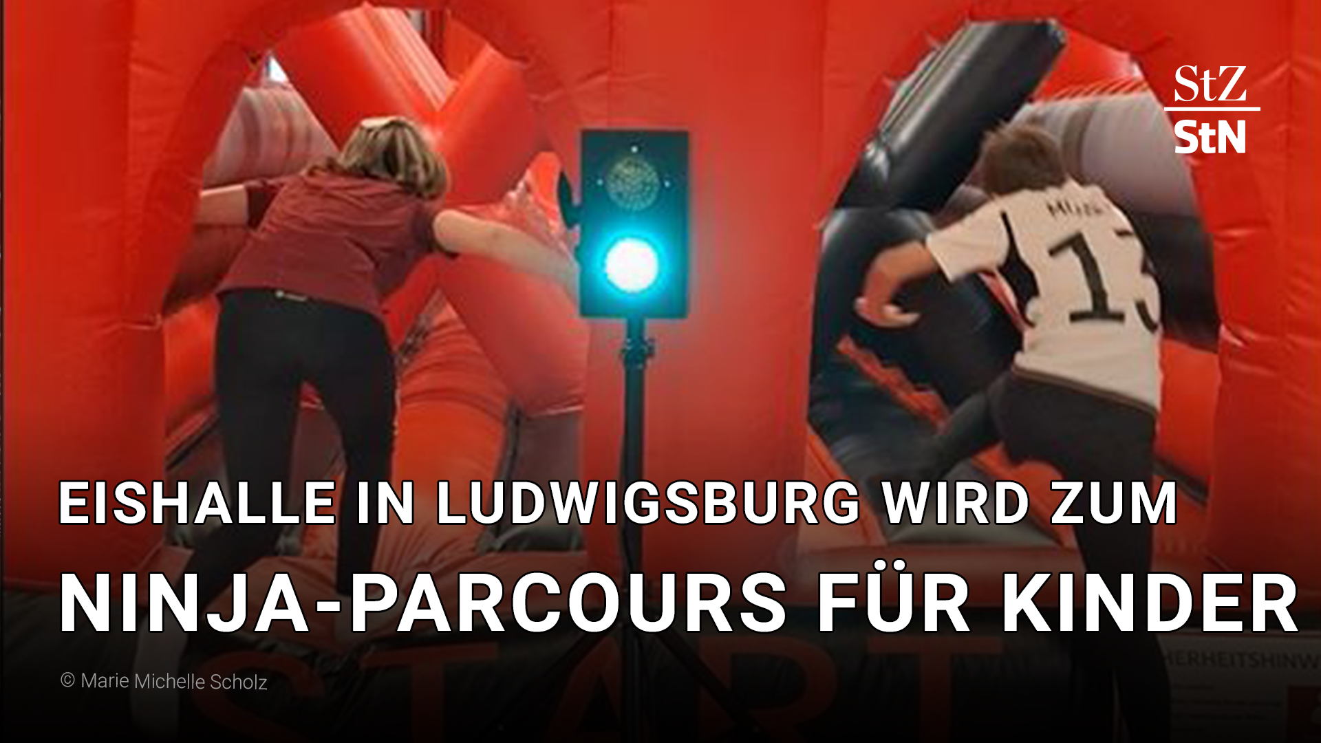 La patinoire se transforme en parcours d'obstacles ninja pour les enfants