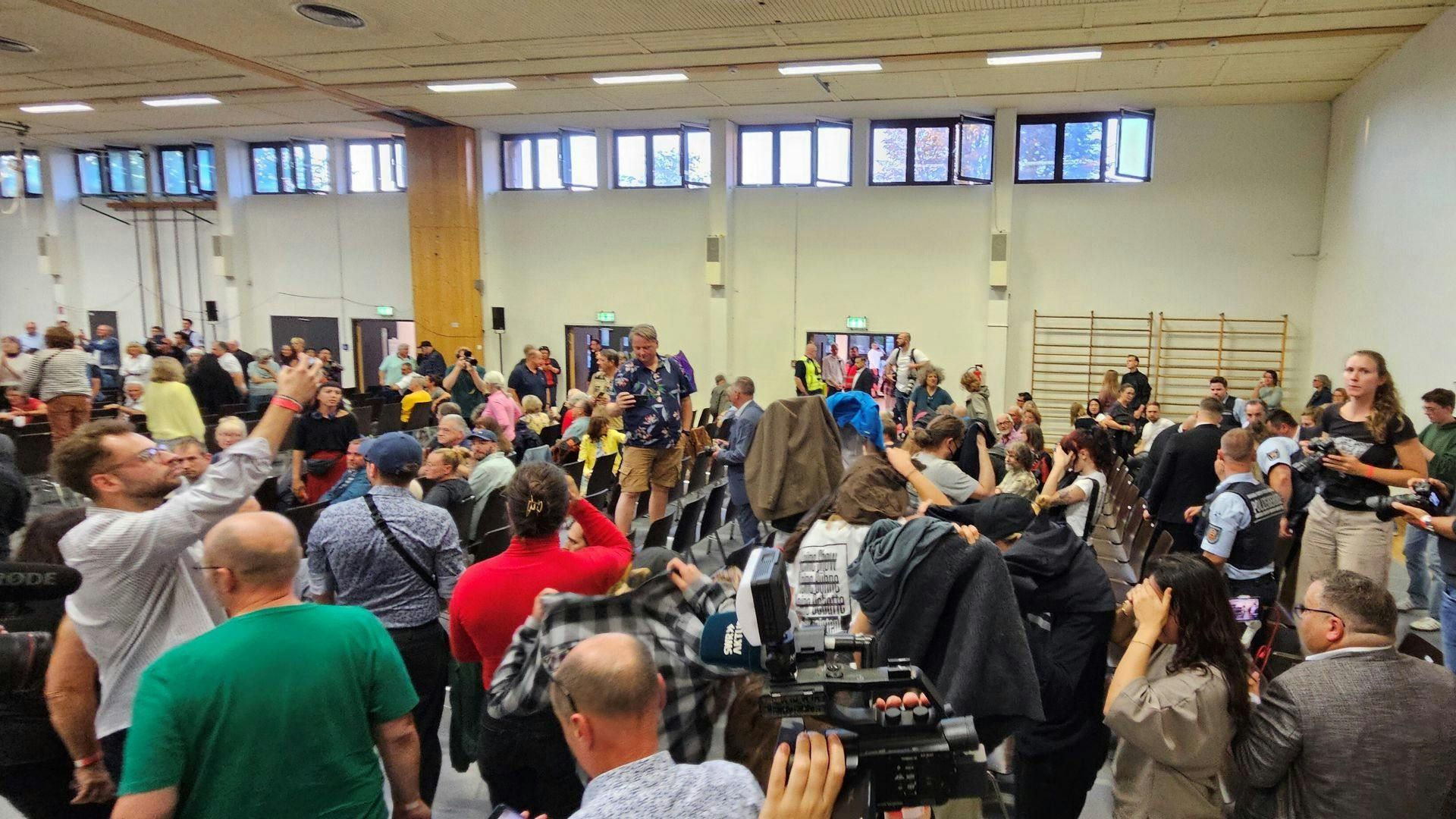Video: Streitgespräch unterbrochen: Polizei führt Demonstranten aus dem Saal