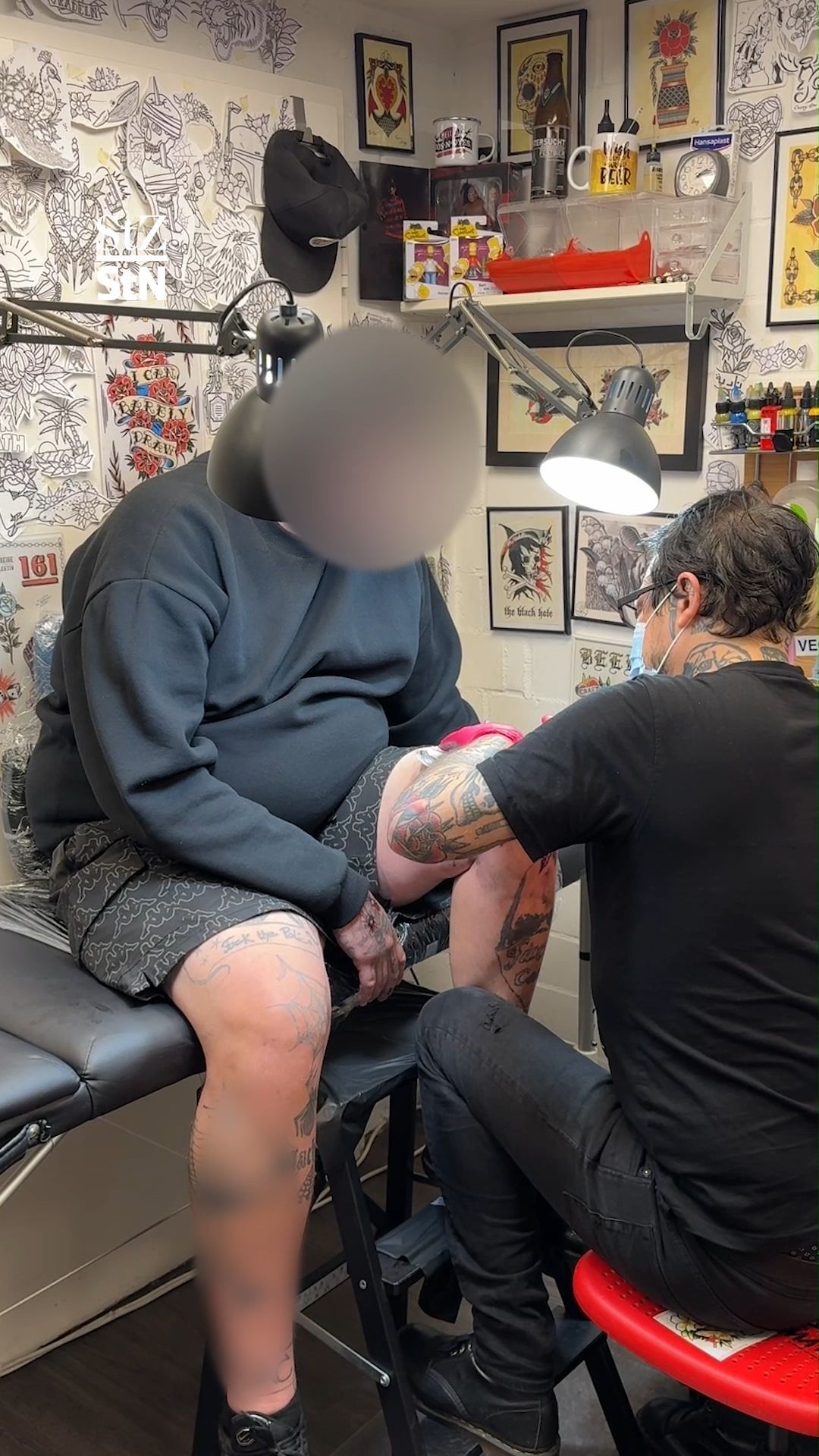 Video: Stuttgarter Tätowierer übersticht Nazi-Symbole von einem Ex-Häftling