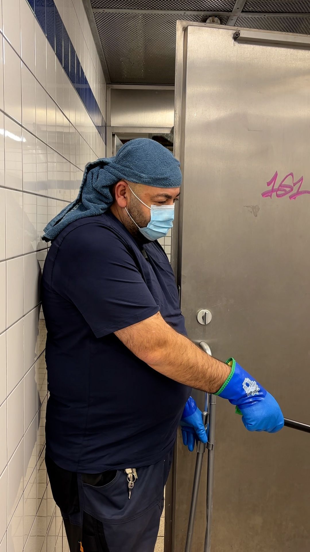 Video: Kot, Blut, Spritzen: Er reinigt die Stuttgarter Toiletten