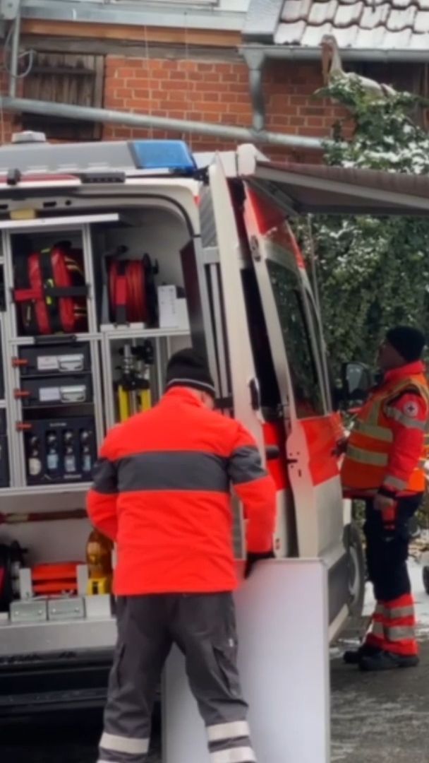 Video: Rettungseinsatz bei Stuttgart: Drei Schwerverletzte beim Einsturz eines Treppenhauses