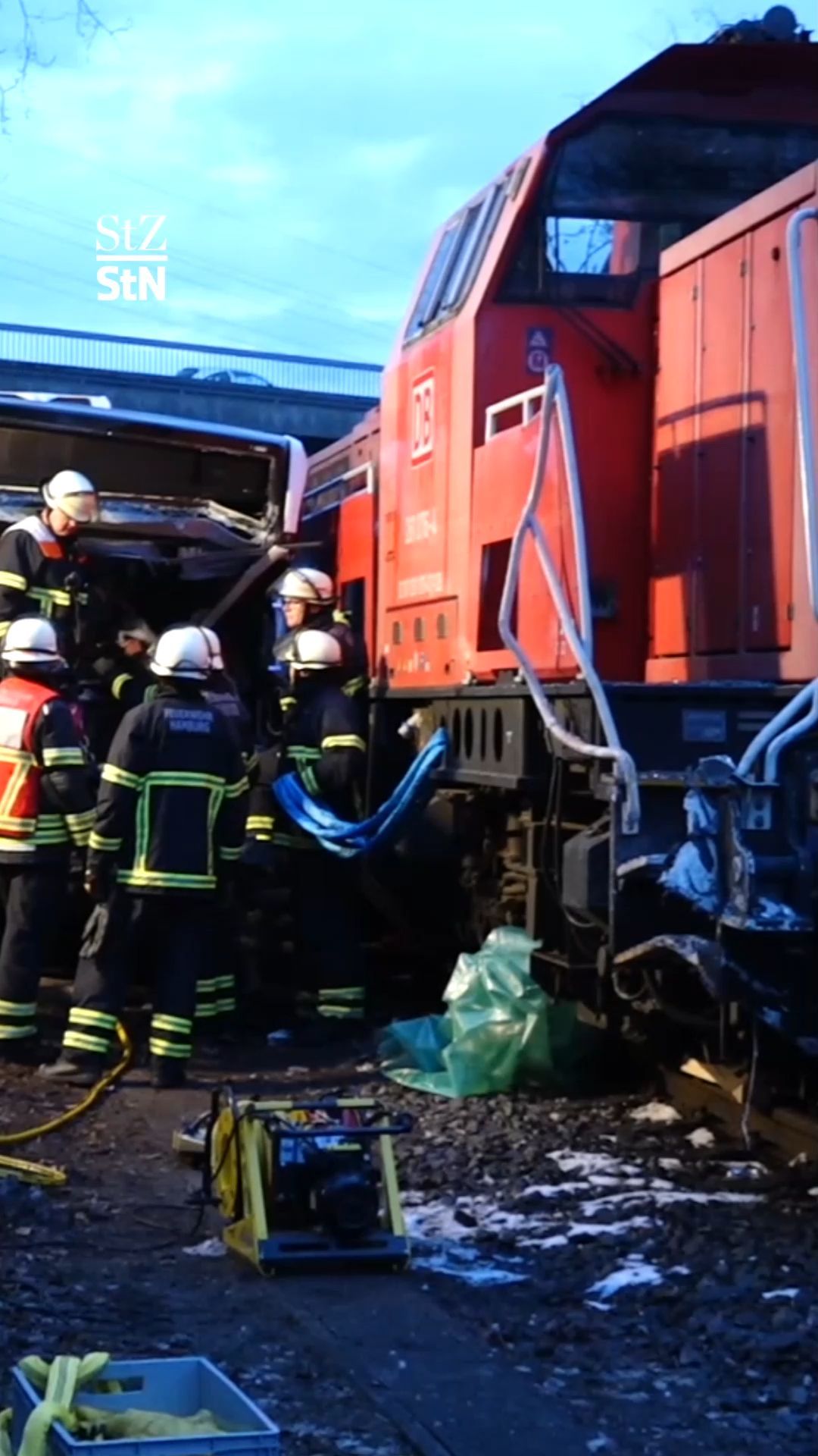Video: Tödlicher Zugunfall in Hamburg: Lok und Linienbus kollidieren