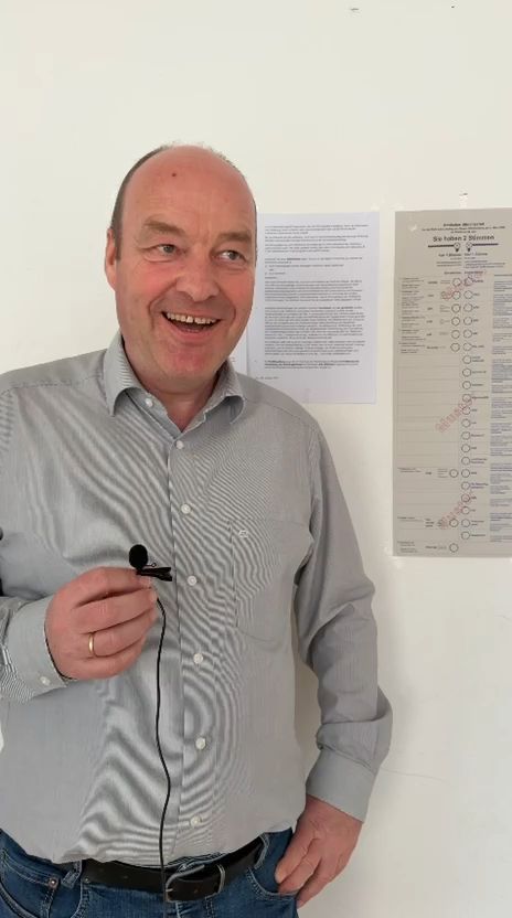 Video: Wahlhelfer Richard Fülle gibt Einblicke in die Arbeit im Wahllokal
