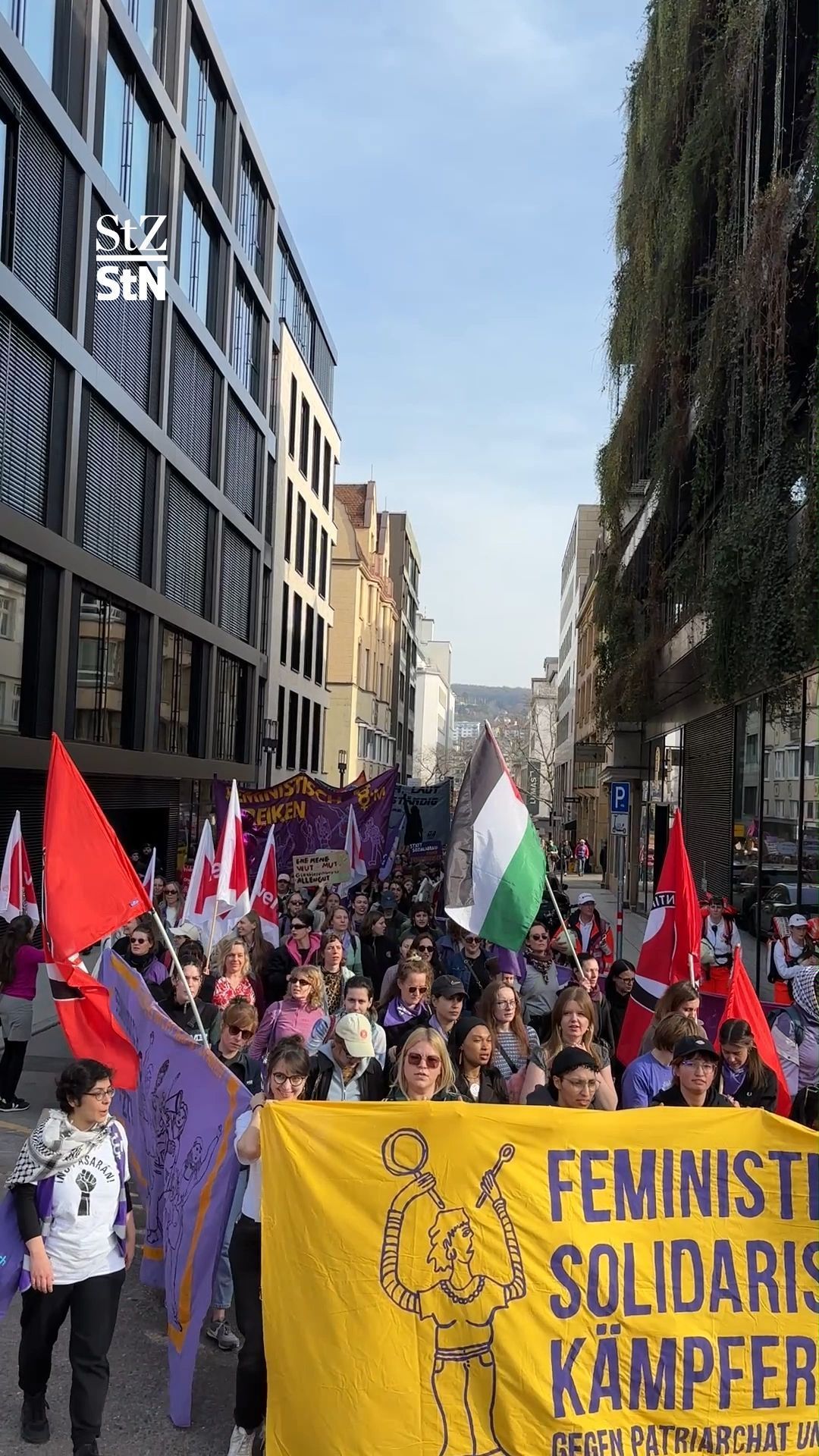 Video: Tausende gehen für Frauenrechte in Stuttgart auf die Straße