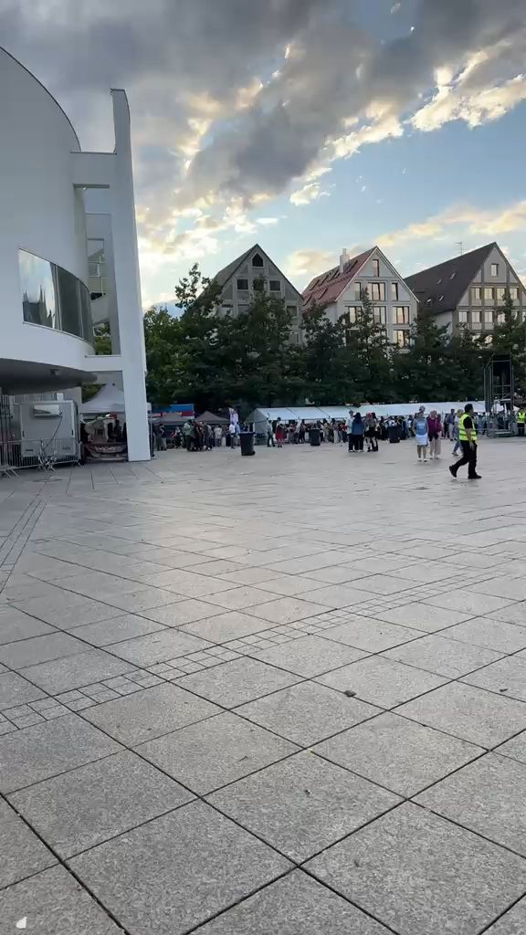 Video: Regen dämpft Stimmung bei der Opening Party auf dem Münsterplatz