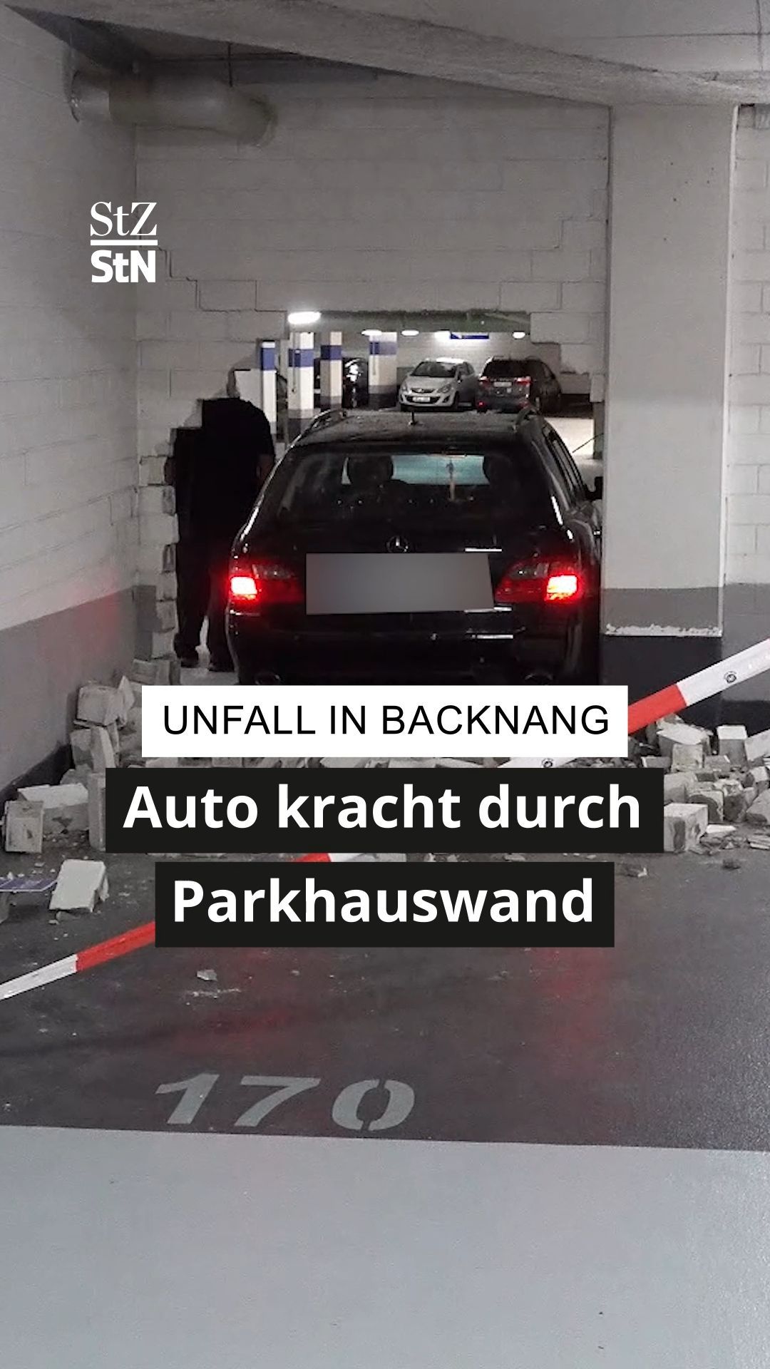 Video: Unfall in Backnang: Auto kracht durch Parkhauswand