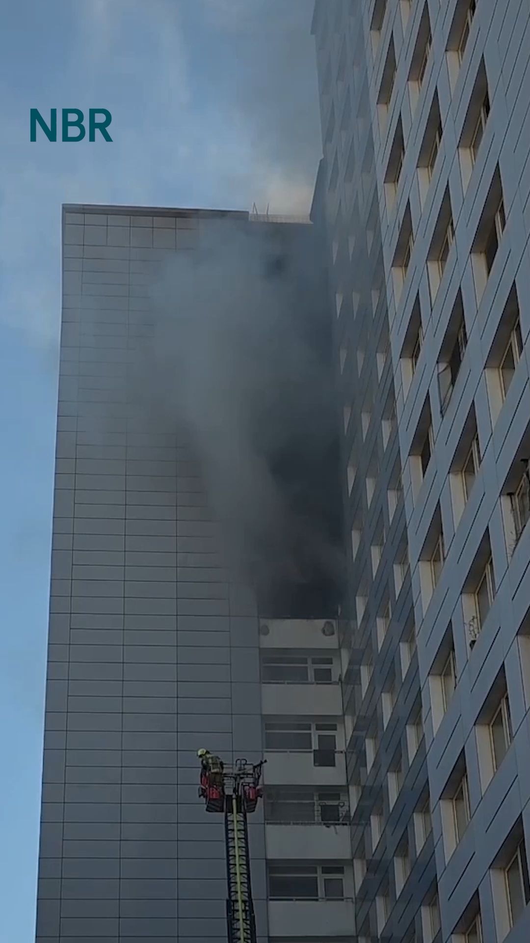 Video: Großeinsatz in Berlin: Verletzte bei Hochhausbrand nahe Ostbahnhof