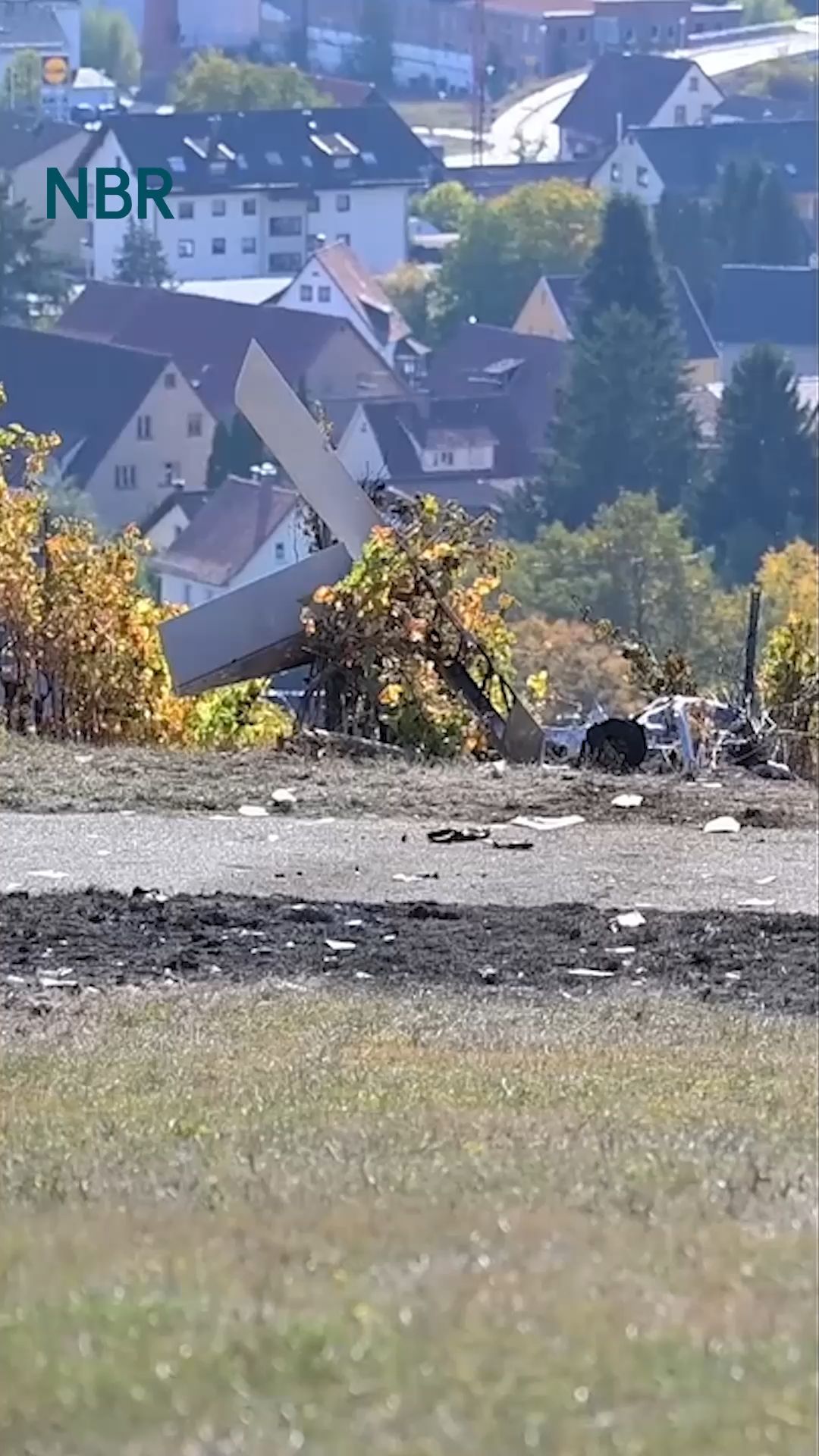 Video: Zwei Tote: Pilot startet plötzlich durch – kurz darauf zerschellt der Flieger im Weinberg