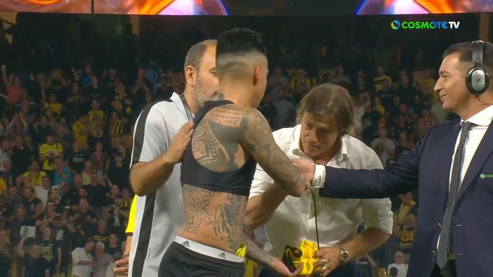 ΕΠΟΣ: Ο Αλμέιδα φίλησε το χέρι του Αραούχο όταν πήγε να τον συγχαρεί