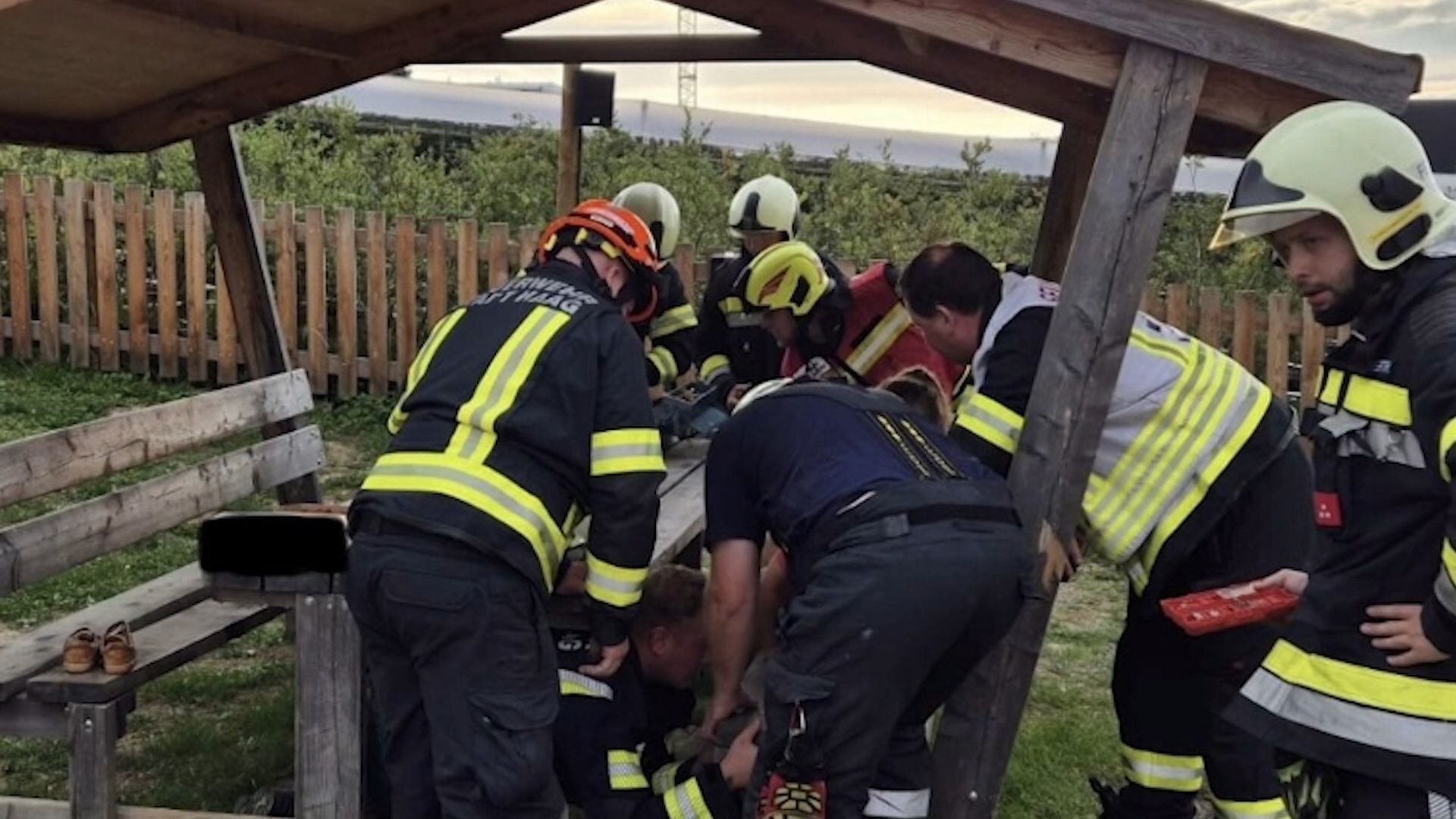 Video: Kleinkind klemmte sich den Fuß in Gartenbank ein