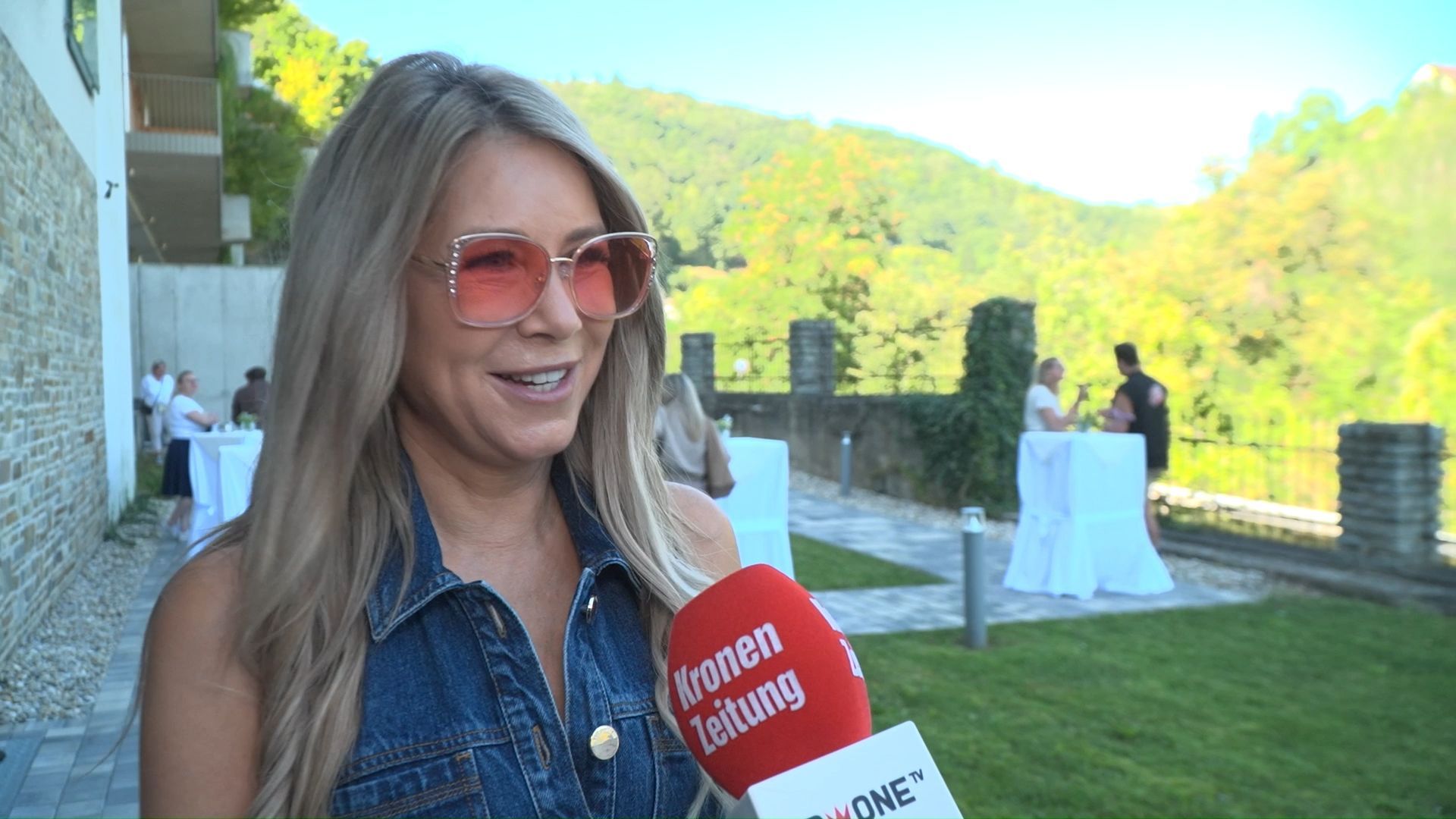 First Kiss and Little Quirks: Singer Simone in Wordrap