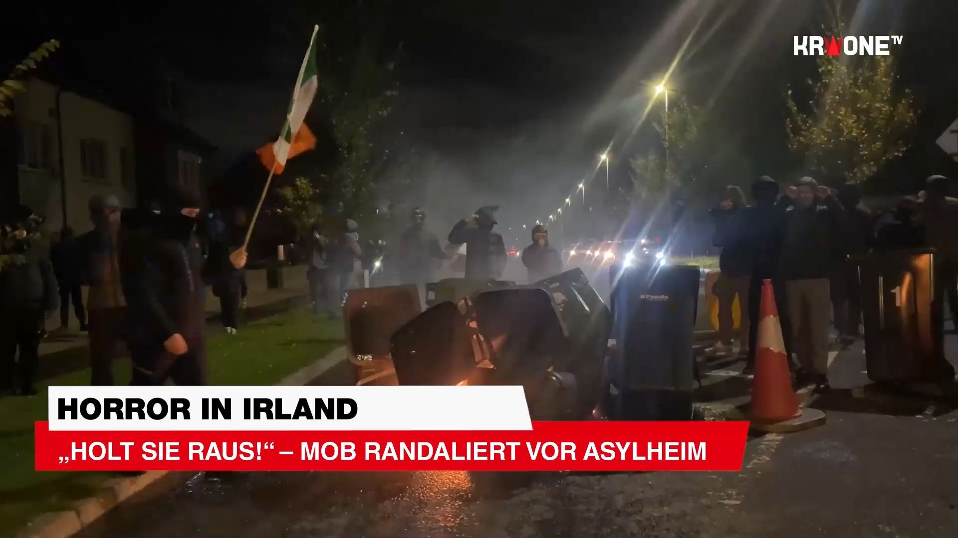 Video: „Holt sie raus!“ – Mob randaliert vor Asylheim