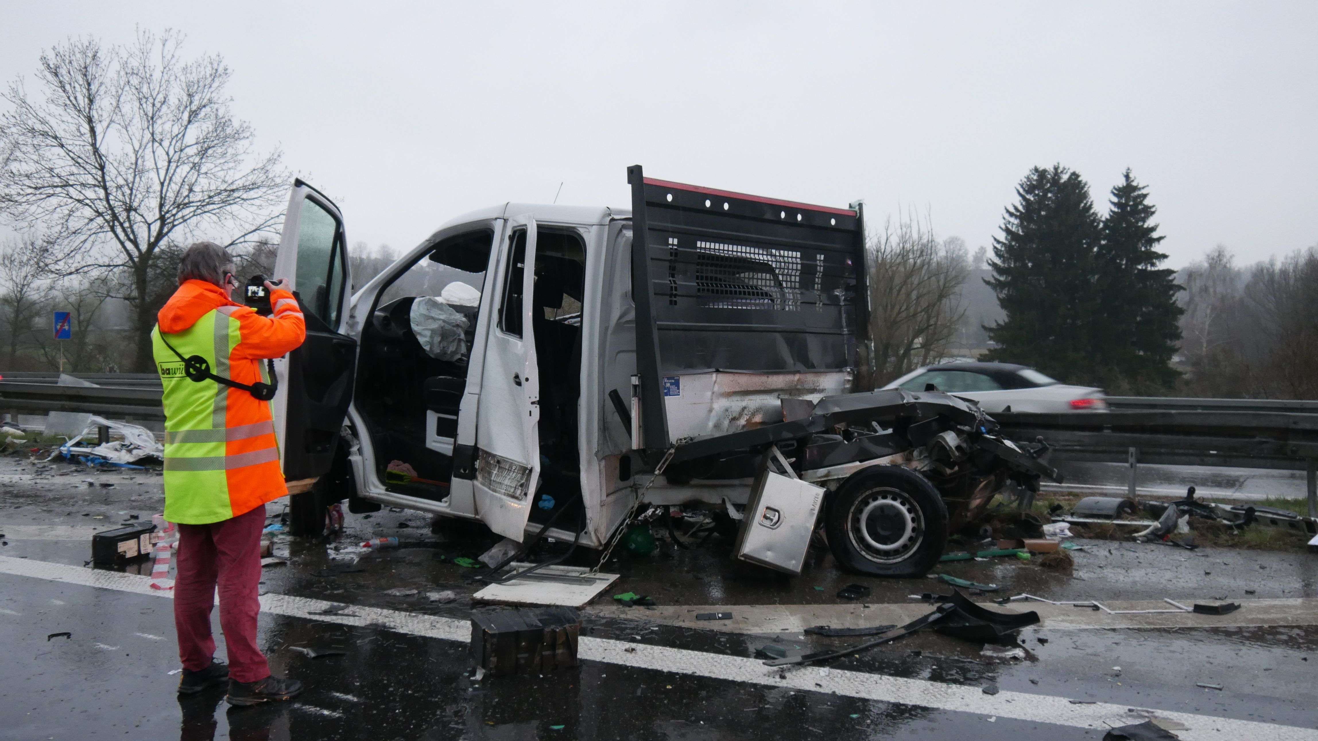 Tödlicher Frontalzusammenstoß Zwischen Transporter Und LKW Auf Der B30 ...