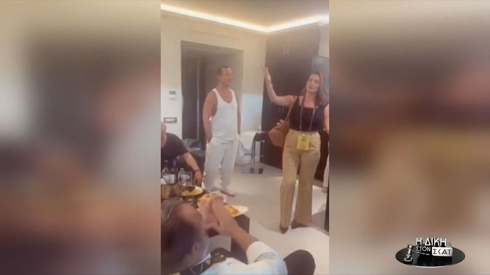 «Μόνο ΑΕΚ»: Η Βίκυ Καρνέζη τραγούδησε στη σουίτα του Μάριου Ηλιόπουλου μετά τη νίκη επί του Παναθηναϊκού (vid)