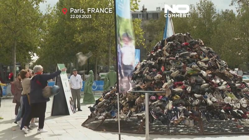 Against cluster bombs: Shoe pyramid in Paris