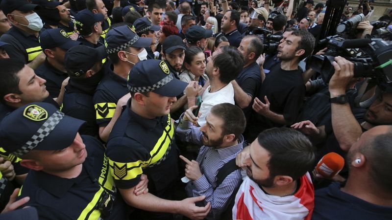 Proteste in Georgien eskalieren: Borrell verurteilt Polizeigewalt