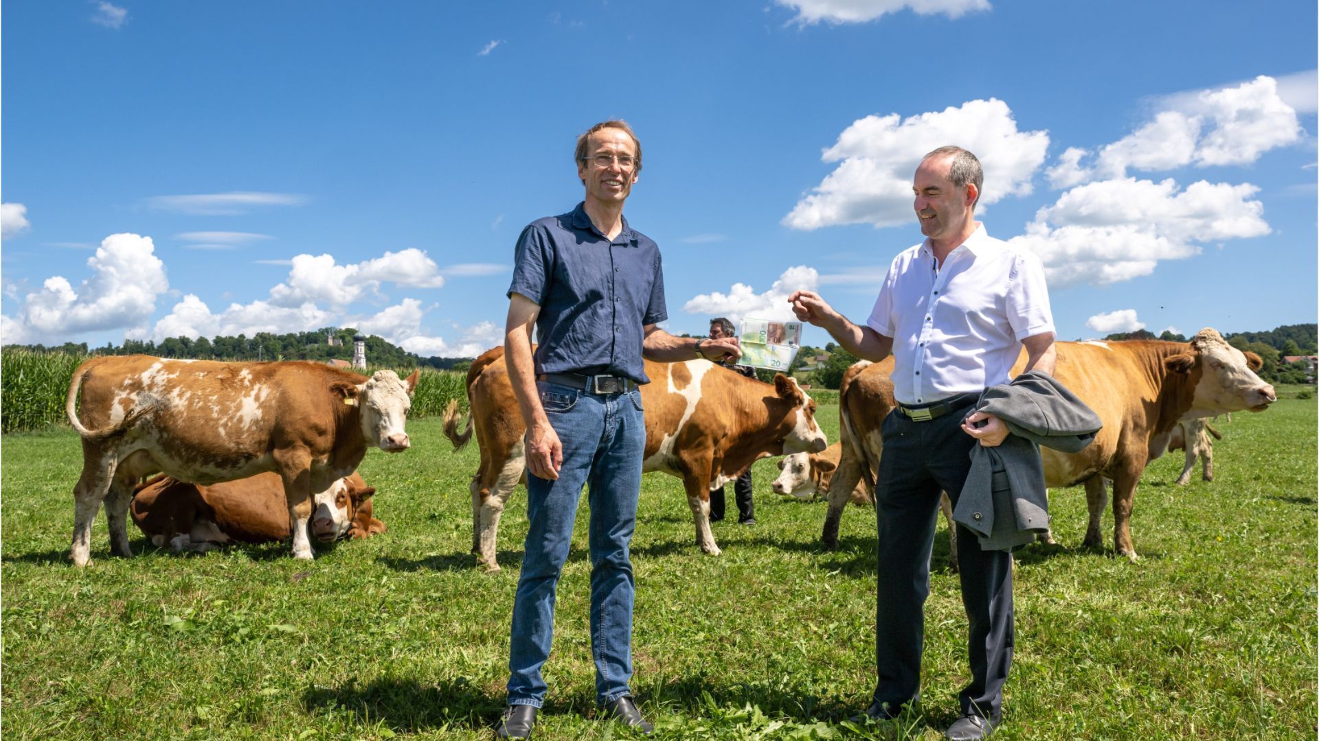 „Scheißen dürfen“: Aiwanger zahlt Kuhfladen-Bußgeld für Bauer