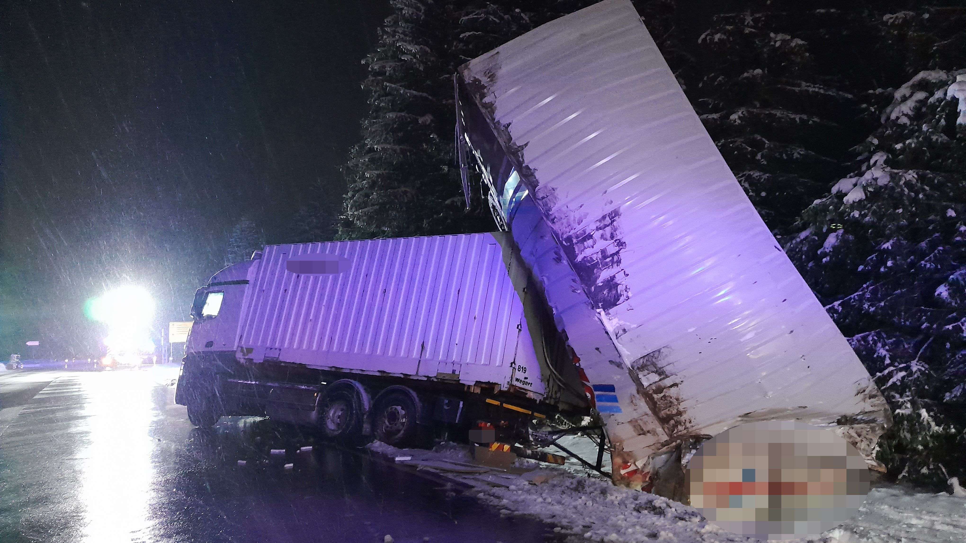 Bischofsmais: Lkw rutscht in Graben, Anhänger komplett aufgestellt