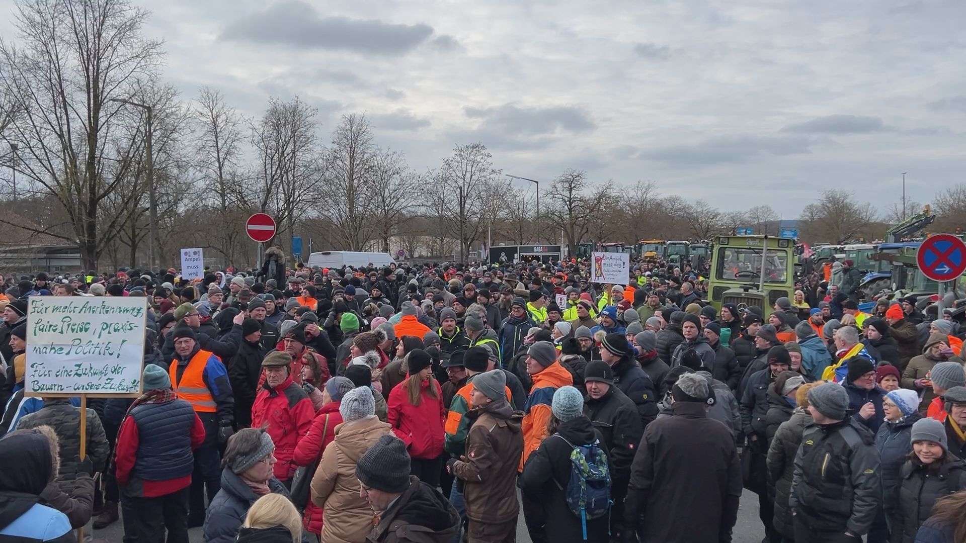 Bauernprotest in Neumarkt: 700 Traktoren hupten gegen Kürzungen