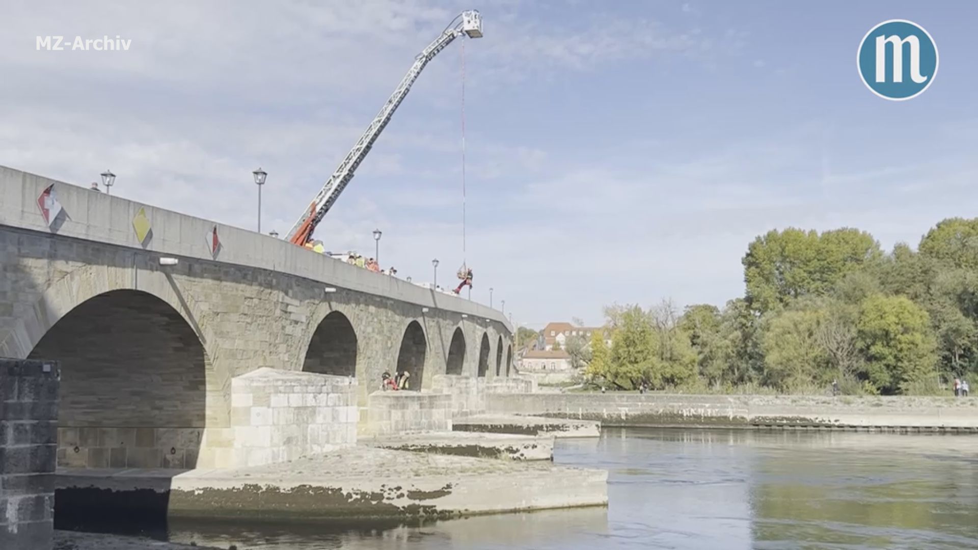 Mann stieß Syrer von der Steinernen Brücke: Urteil gefallen