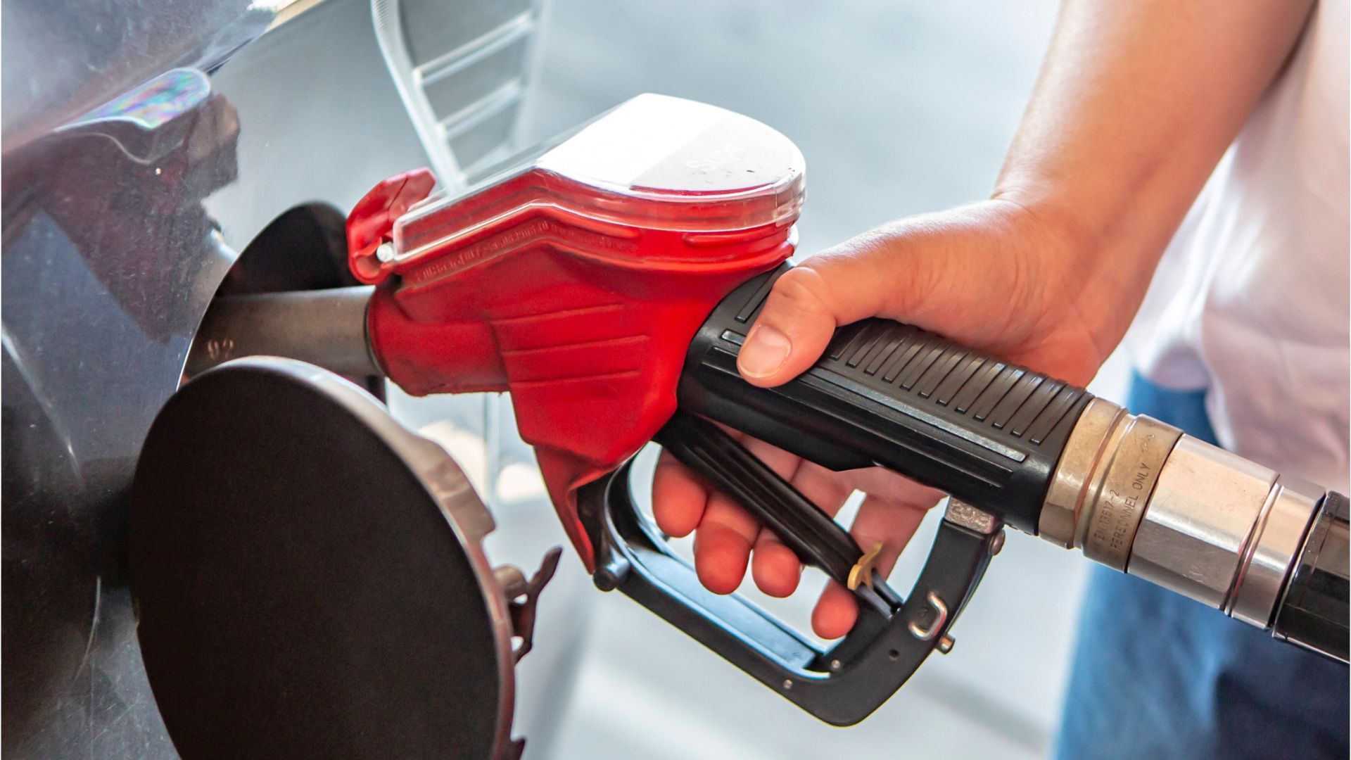 ADAC-Stichprobe: Tanken abseits der Autobahn knapp 40 Cent billiger