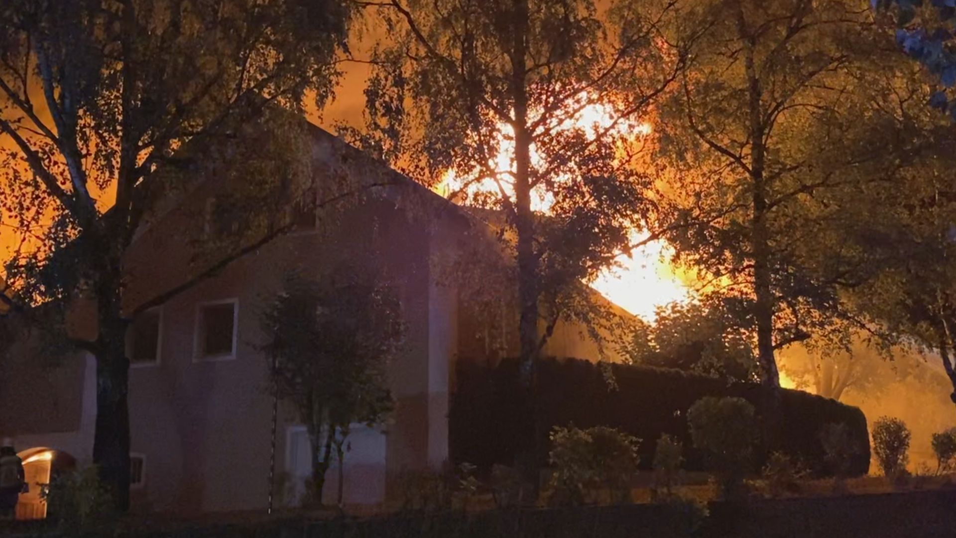 Passau: Großbrand zerstört Gasthaus - Video