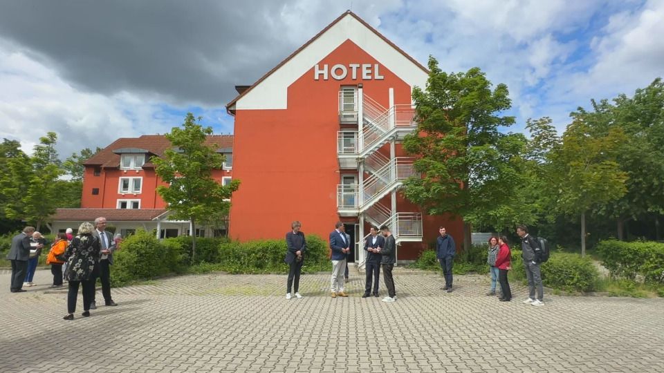 Video: Ingolstädter Hotelanlage wird Flüchtlingsunterkunft - Tag der offenen Tür
