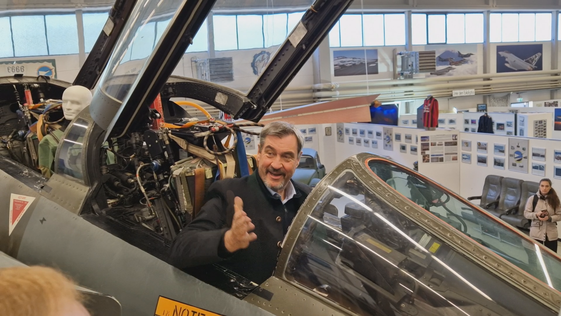 Video: Söder spendiert Weißwürste fürs Neuburger Geschwader