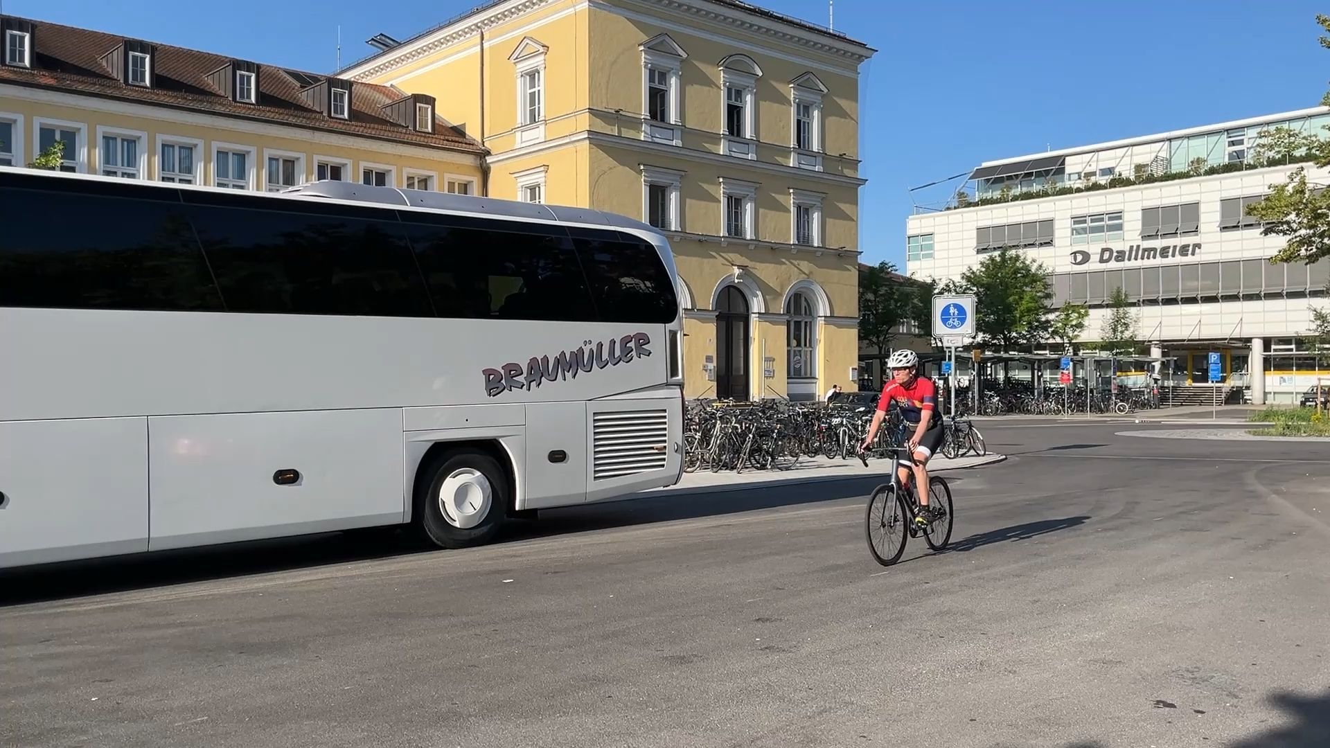 Video: Ein ungleiches Duell: Rennrad gegen Öffis