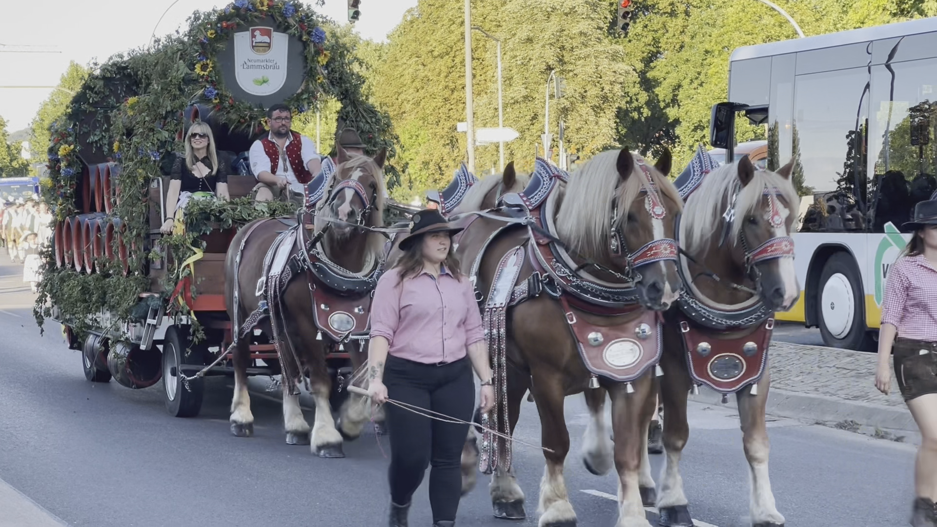 Video: O’Zapft is: Das Neumarkter Volksfest startet mit zwei Schlägen