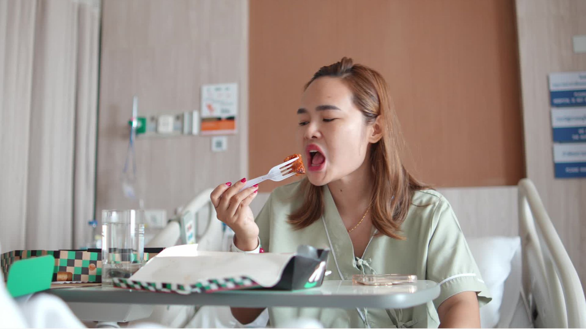 Video: Deutlich mehr junge Frauen wegen Essstörung im Krankenhaus