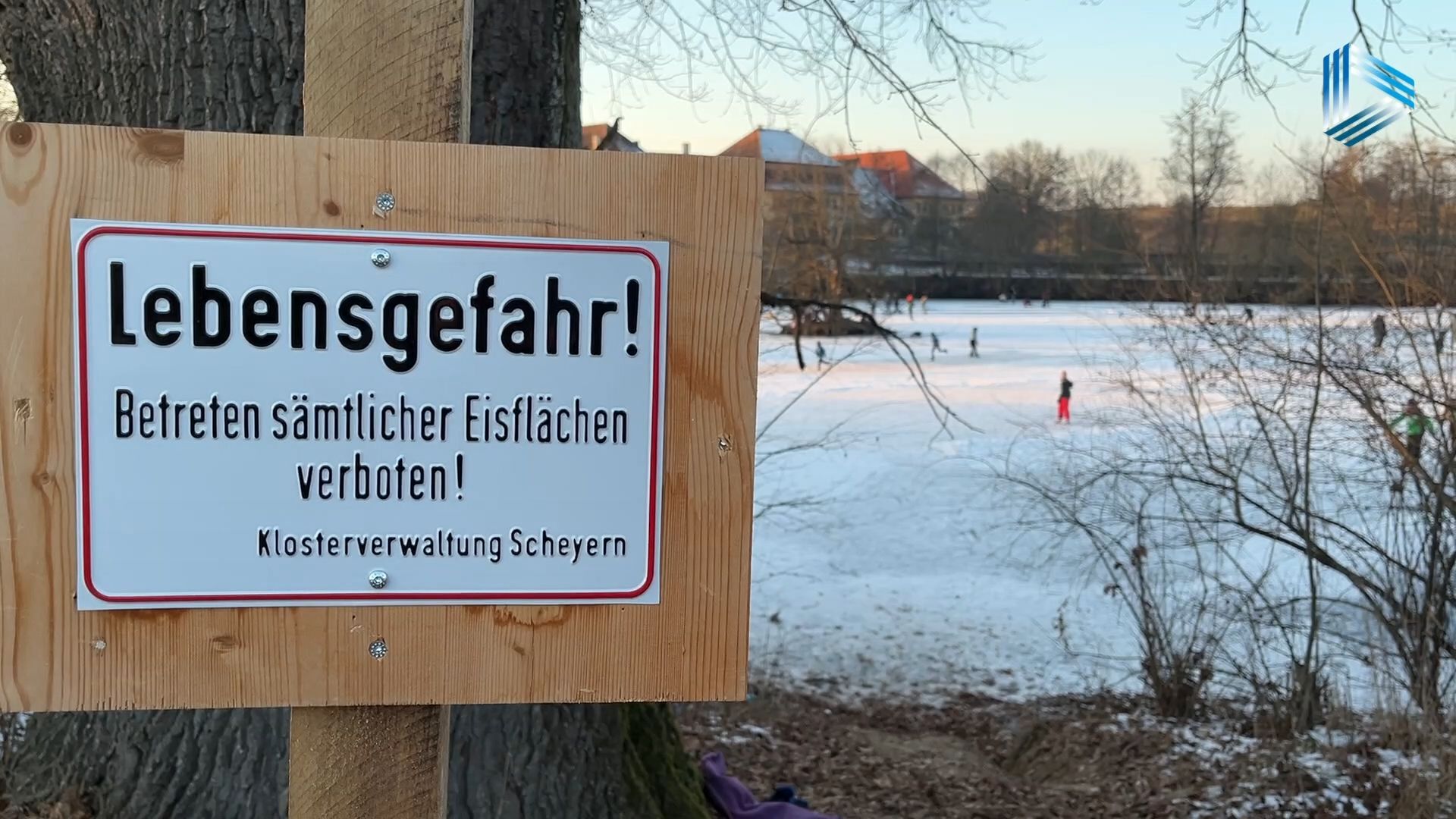 Video: Verbotsschilder zum Trotz – die Scheyrer lassen sich nicht vom Schlittschuhfahren am Inselweiher abhalten