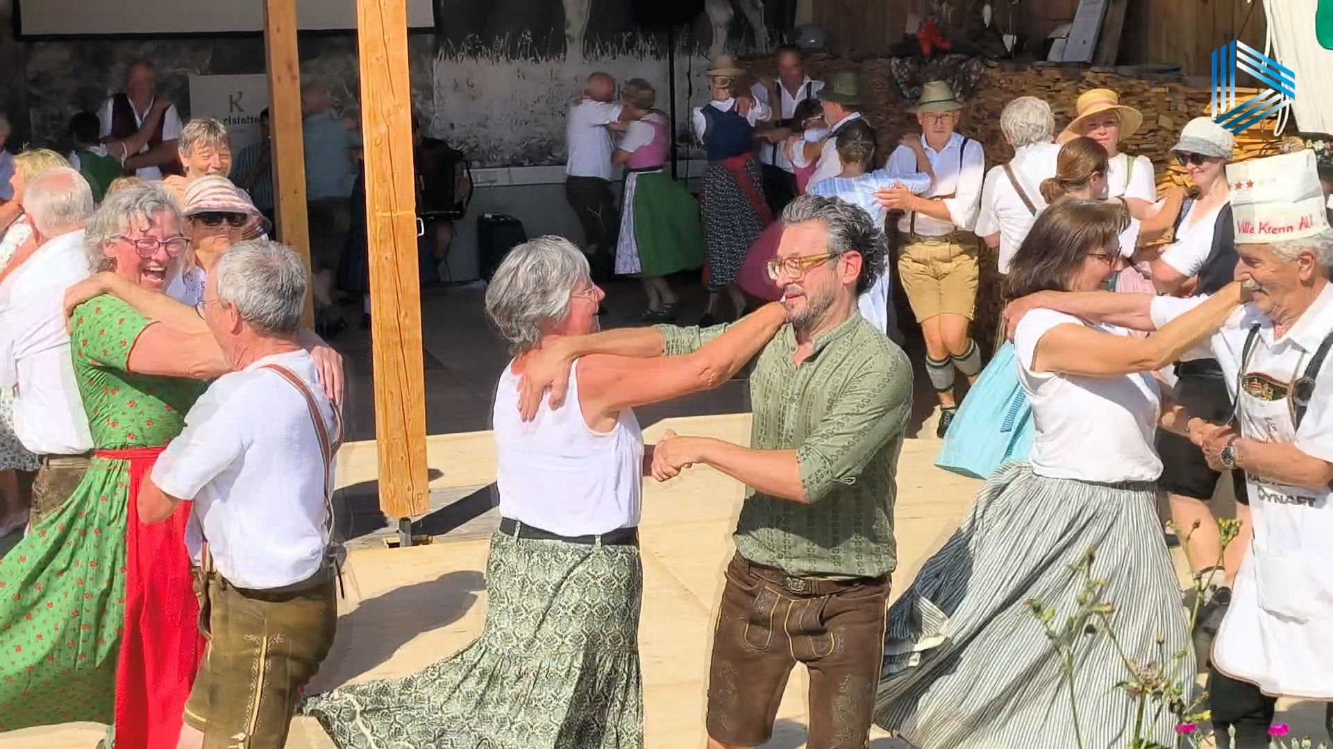 Video: Tanzen in Tracht über den Dächern der Stadt