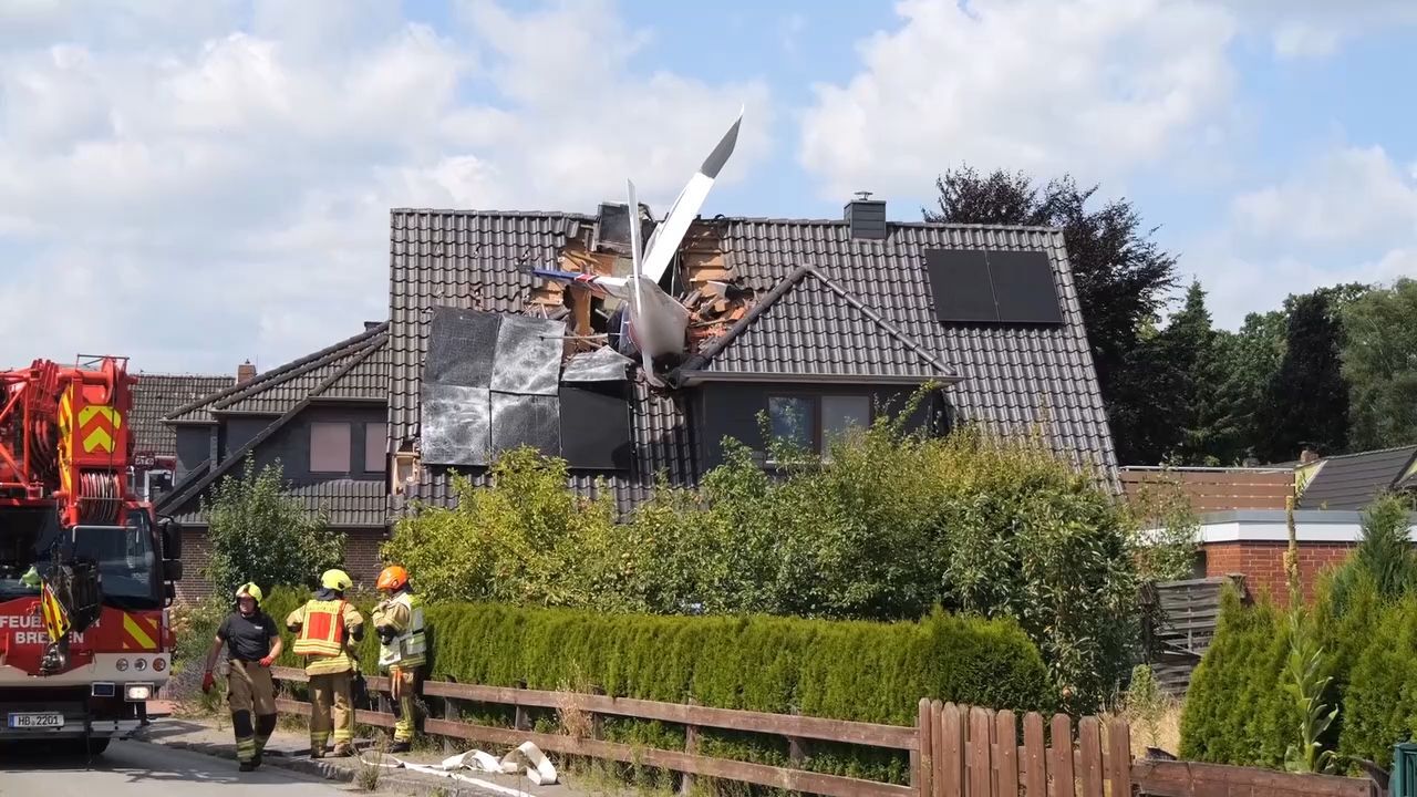 Video: Zwei Tote bei Absturz in Niedersachsen - Kleinflugzeug kracht in Haus