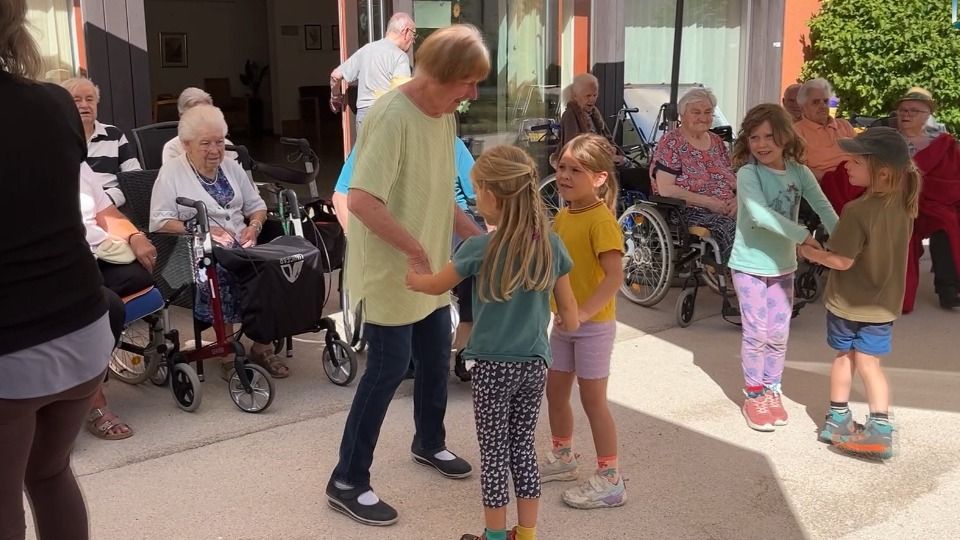 Video: Kinderbesuch im Seniorenheim in Eichstätt