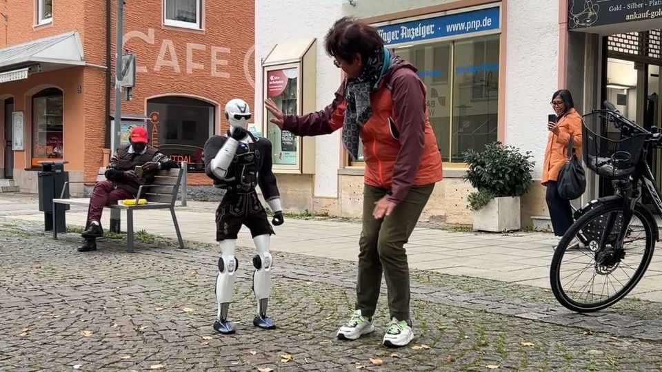 Video: Roboter spaziert durch die Freilassinger Innenstadt – das hat auch einen ernsten Hintergrund