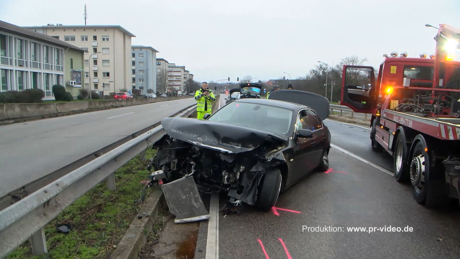 Mannheim: BMW kracht mit deutlich überhöhter Geschwindigkeit auf der B38 in Leitplanke