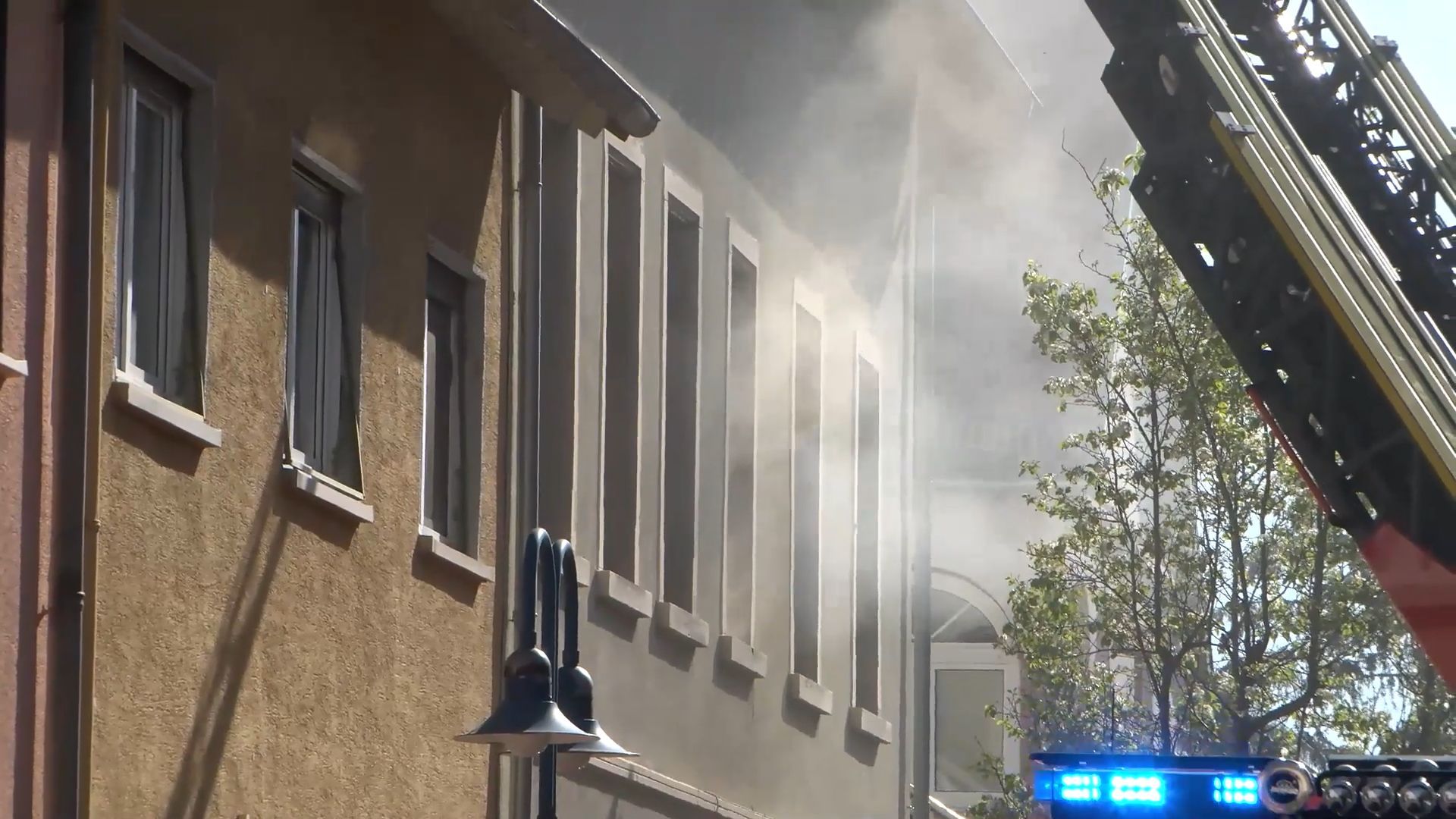 Brand in Mehrfamilienhaus in Hockenheim – 13 Leichtverletzte, fünf Personen mit Drehleiter gerettet
