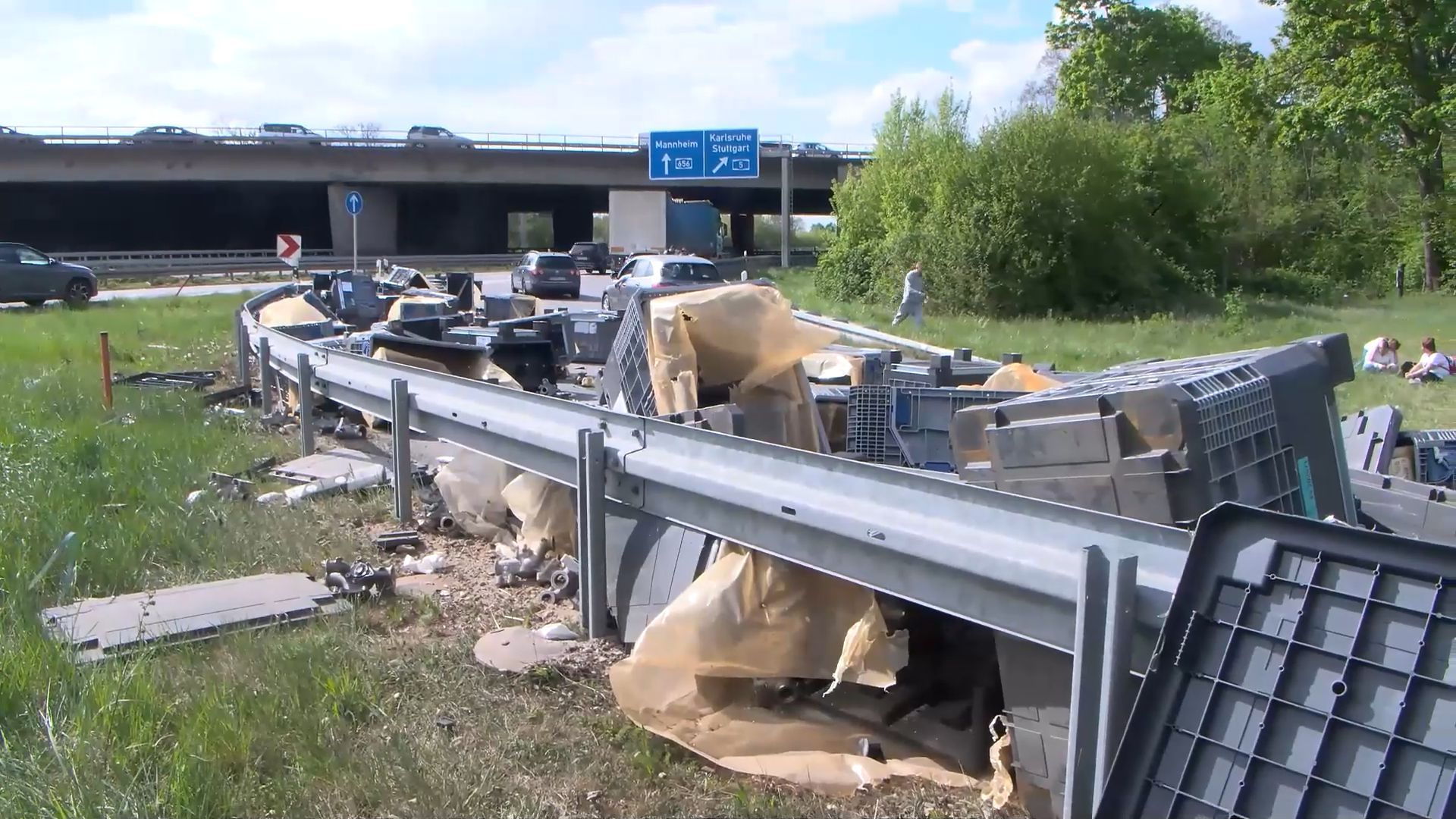 LKW verliert Ladung am Autobahnkreuz Heidelberg