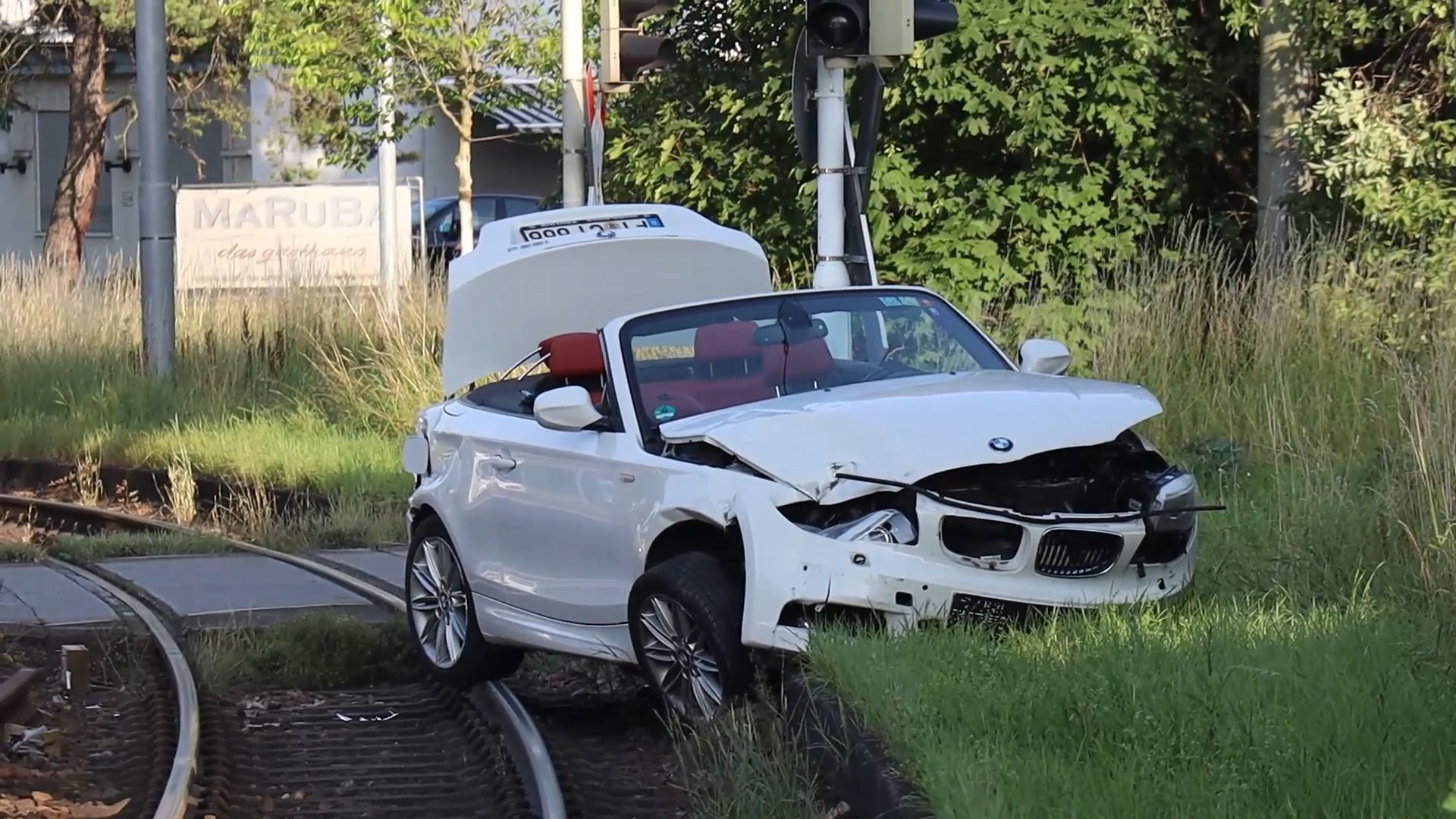 Video: Verkehrsunfall in Mannheim: Straßenbahn kollidiert mit BMW