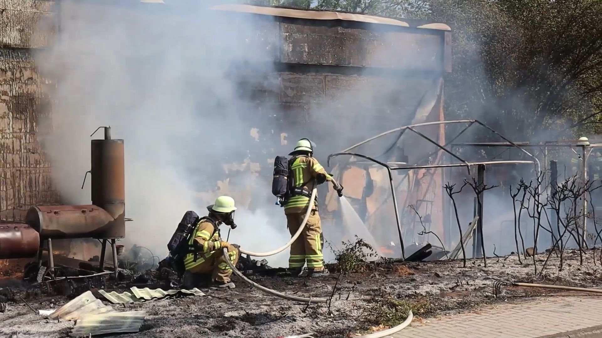 Video: Vegetationsbrand in Brühl – Hausmeisterwohnung durch Flammen bedroht