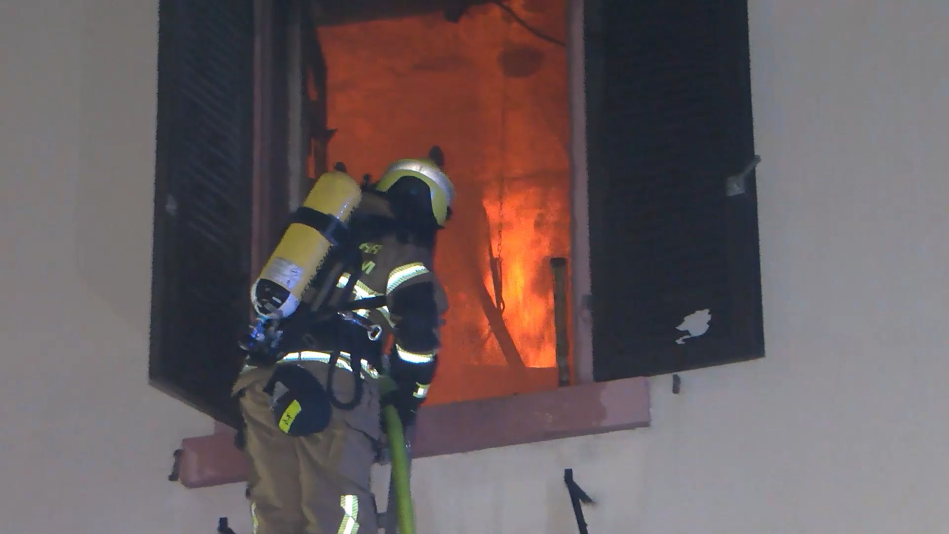 Video: Einsatzkräfte kämpfen gegen Flammen in der Heidelberger Straße