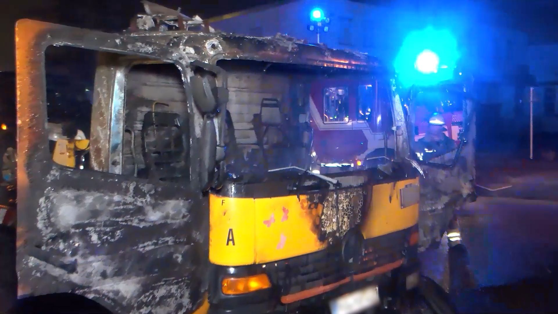 Video: Fahrerkabine brennt lichterloh – Abschleppwagen in Mannheim zerstört