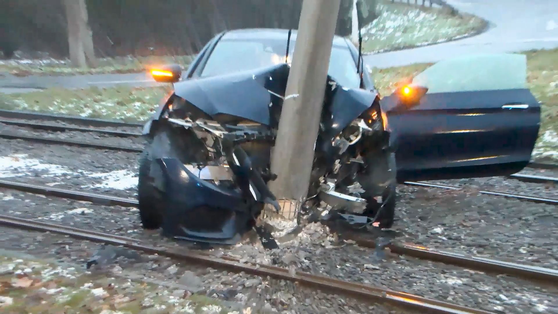 Video: Auto prallt gegen Straßenbahn-Oberleitungsmast – Bahnverkehr in Heidelberg unterbrochen