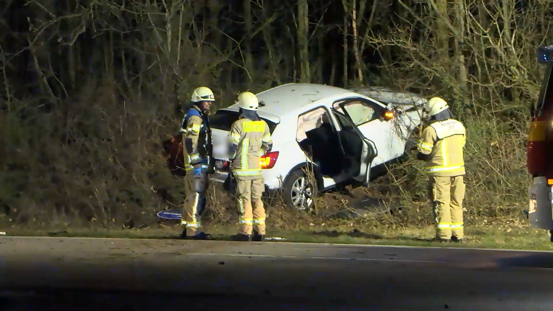 Video: eCall meldet Unfall auf der L637 bei Heidelberg: Audi kracht gegen Böschung und Bäume